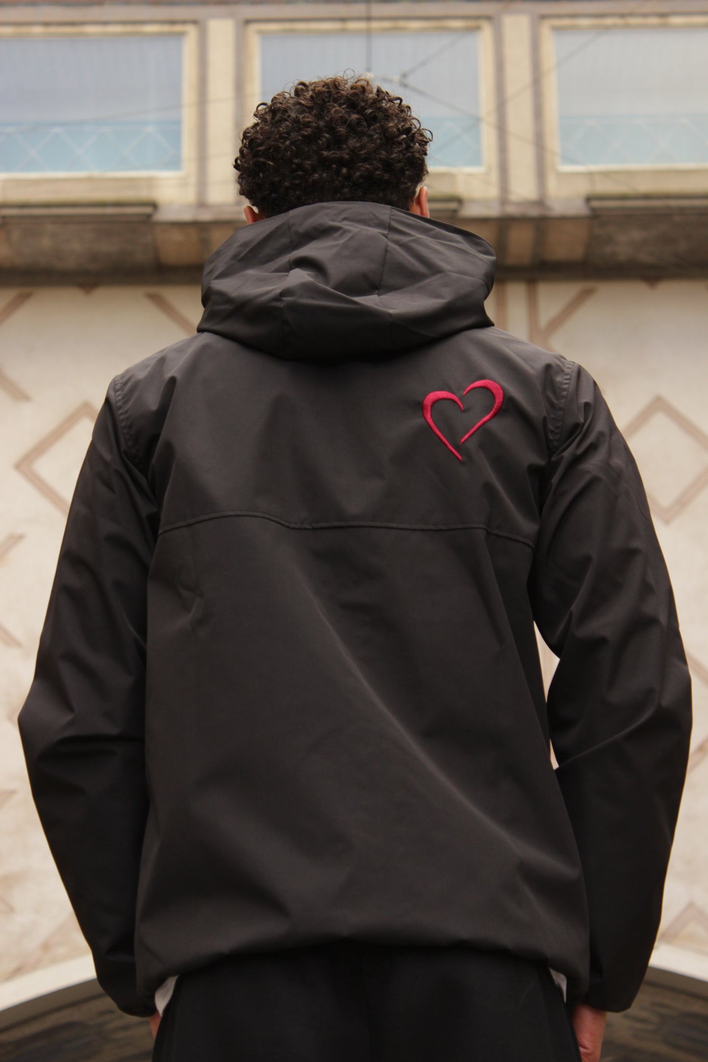 Windjacket med Rødt Logo Sort