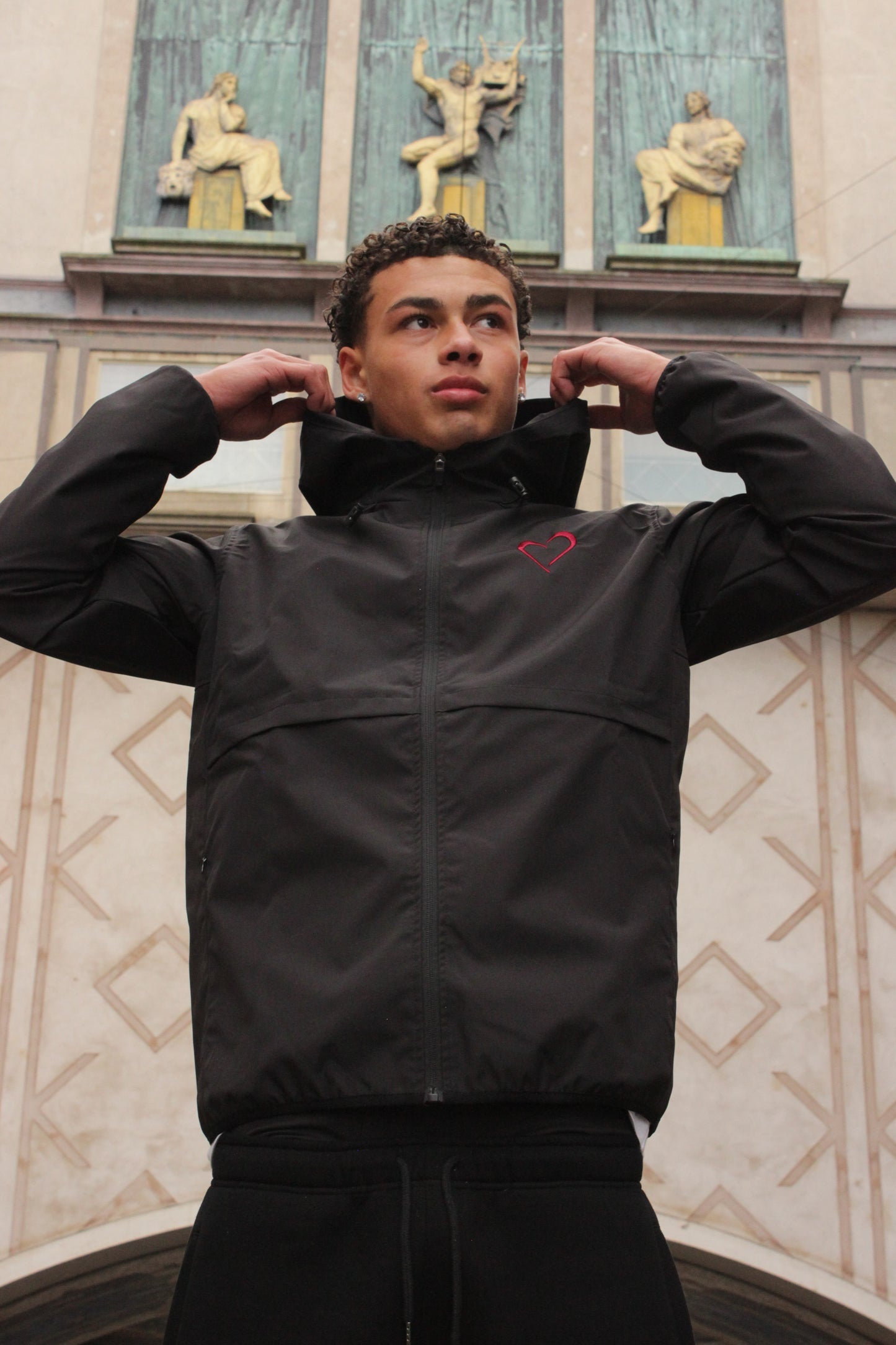 Windjacket med Rødt Logo Sort