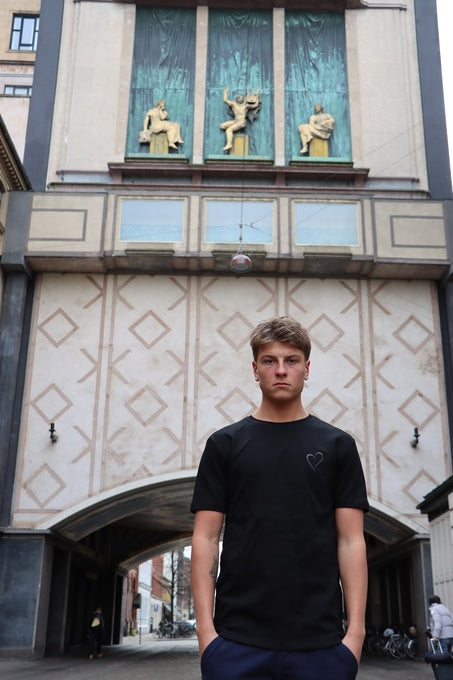 Normal fit T Shirt med Hjerte - Sort