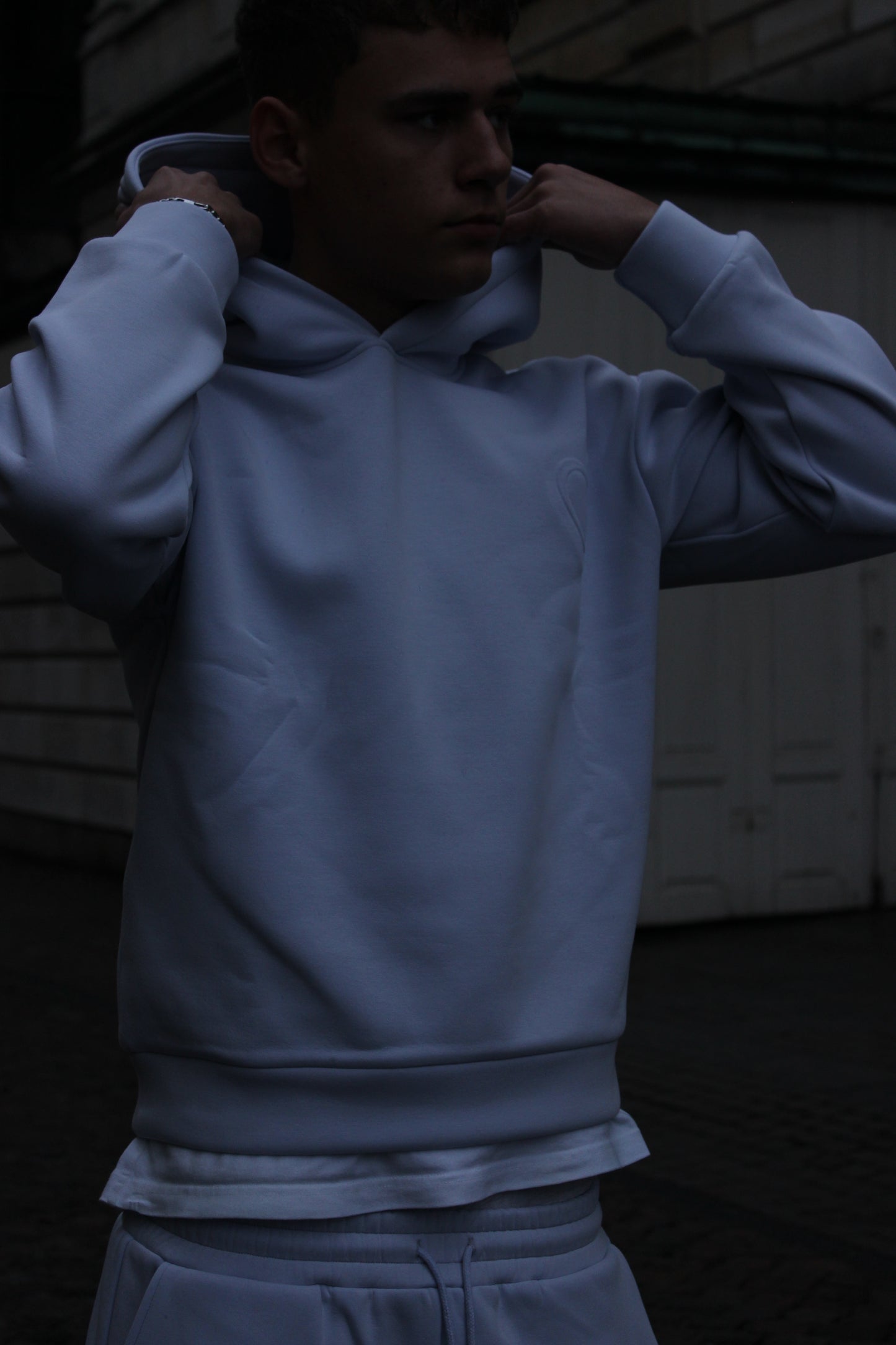 Sky Blue Cloud Hoodie med Embossed Logo