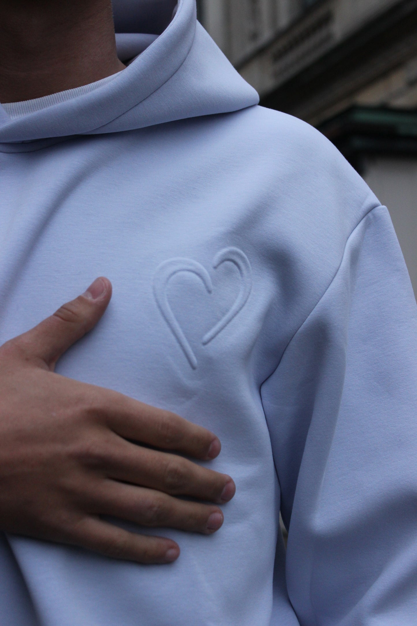 Sky Blue Cloud Hoodie med Embossed Logo